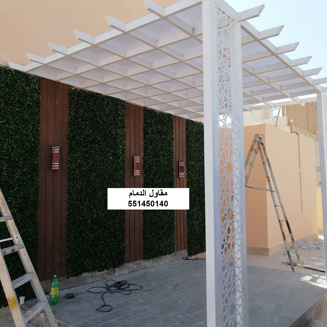 لكسان فوق سلم في الدمام