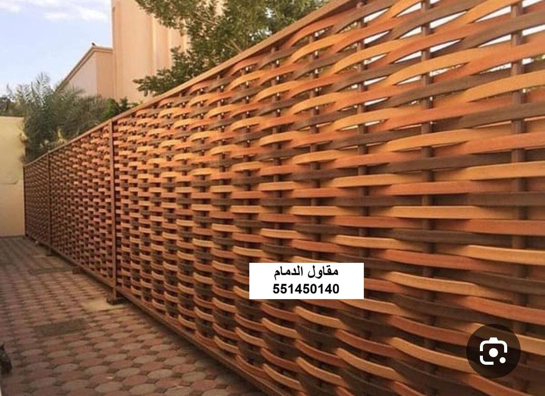 ساتر وبوابة خشب في الظهران